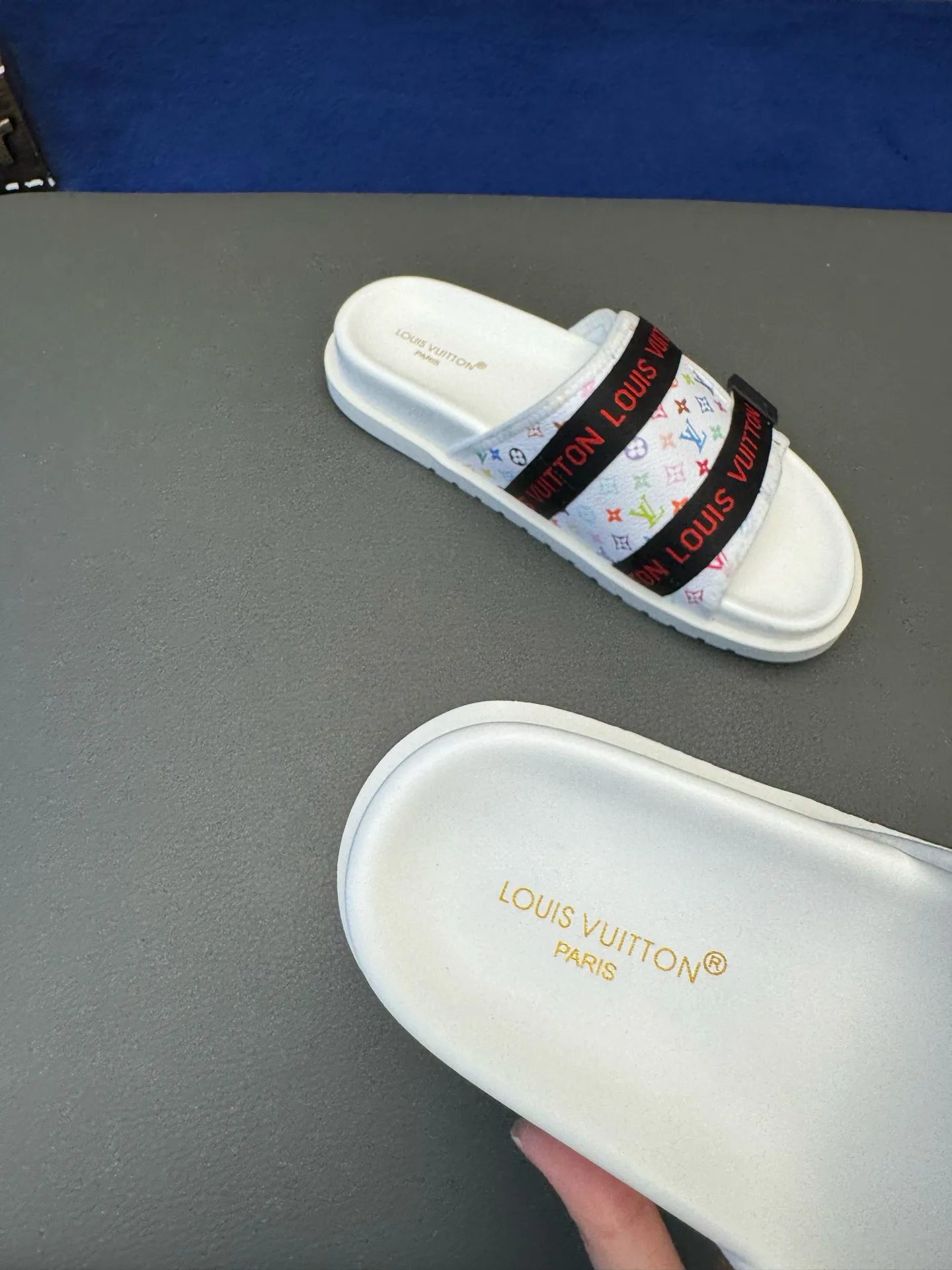 [L Home] P: 340💰Size: 38-45 Top purchasing lv men's summer slippers, classic presbyopia with soft real leather lining, unique color splicing effect, distinctive personality, fashionable and trendy essential style, light and comfortable. Lightweight and tough rubber insole, micro ridged foam outsole, super comfortable!